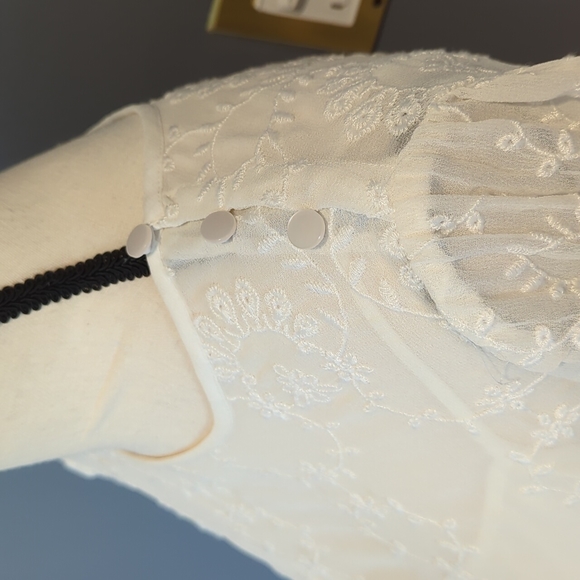 ✨HP✨ EUC J.Crew White Lace Overlay Eyelet Top - Size: M - Picture 7 of 15